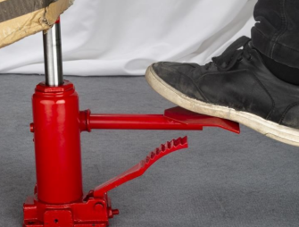 經常出差跑長途的老司機建議使用液壓千斤頂