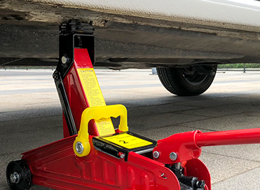 臥式液壓千斤頂?shù)捻斉e托盤可以旋轉轉動